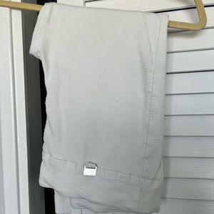 White boucle fabric capris